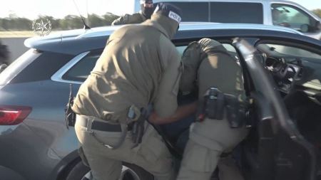 صور : عميل سري يوقع بشبكة تصنيع وتهريب السلاح في البلاد